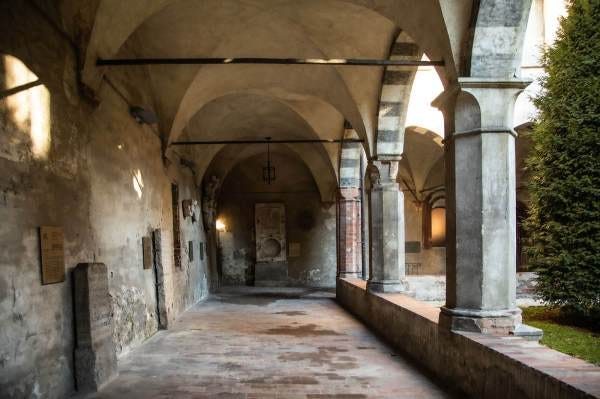 I Chiostri del Centro Culturale S. Agostino a Crema (Cr), il luogo scelto da Fulvia per il suo ritratto per il progetto “Donne di Crema” (C)Monica Monimix Antonelli