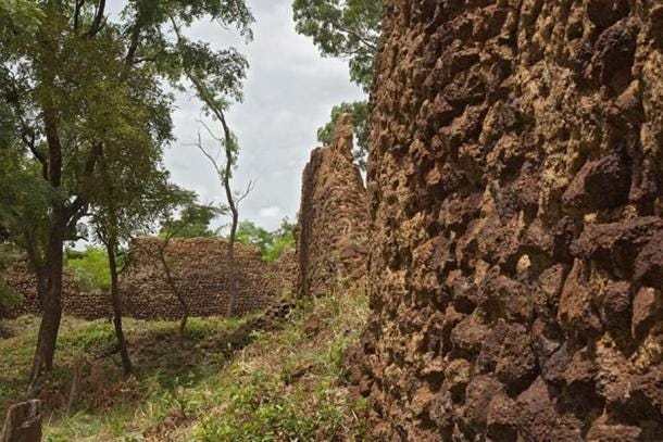 Remains of defensive walls, May 2016. (Rik Schuiling / CC BY-SA 4.0) Remains of defensive walls, May 2016. (Rik Schuiling / CC BY-SA 4.0)