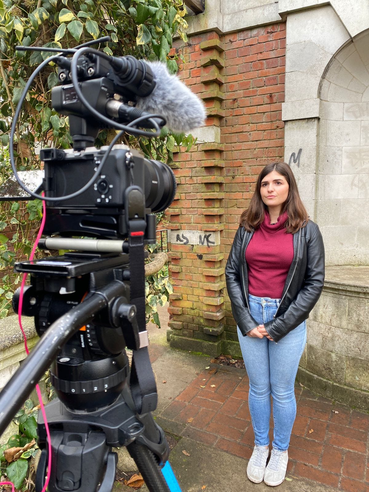 hannah standing - Media. BBC a NL: Ucraina, tecnologia e team dedicati indispensabili per far emergere e verificare contenuti social. Intervista esclusiva con Hannah Gelbart