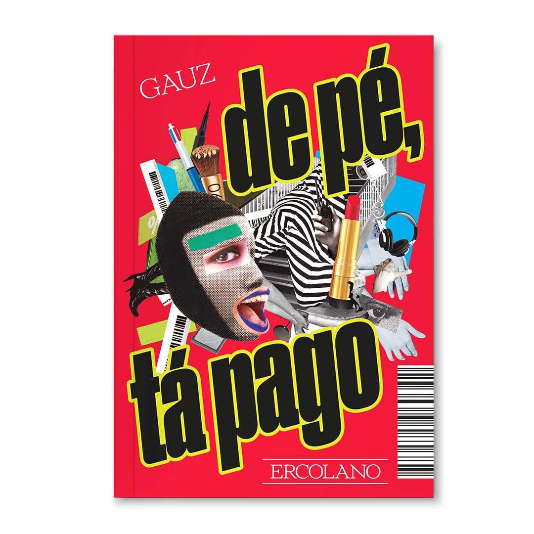 #descrevemospravocê  Capa do livro De pé, tá pago, escrito por Gauz e publicado pela editora Ercolano. O fundo é vermelho vibrante, com elementos visuais coloridos e recortes em estilo colagem. O título do livro aparece em letras grandes, pretas com contorno amarelo: “de pé,” na parte superior e “tá pago” na parte inferior. No canto superior esquerdo, o nome do autor, Gauz, está escrito em letras brancas. Na parte inferior, centralizado, está o nome da editora “Ercolano”, também em branco.  A imagem principal da capa é uma colagem com elementos diversos: uma figura com rosto humano estilizado, usando uma balaclava preta que deixa à mostra apenas os olhos e a boca, maquiada com batom roxo e sombra verde. Essa figura grita ou canta com a boca aberta. Atrás dela, há uma pessoa vestida com roupas listradas em preto e branco, sentada dentro de um carrinho de supermercado. Há também itens sobrepostos como um batom vermelho, fones de ouvido, escova de maquiagem, mãos em diferentes posições, um cartão de crédito, uma máquina de cartão, códigos de barras e fragmentos de objetos em cores vibrantes. Todos esses elementos estão misturados em uma composição caótica, dinâmica e impactante.
