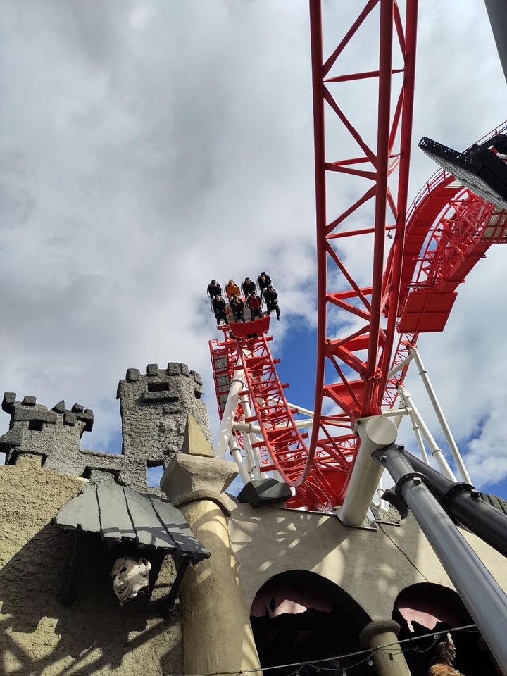Foto von Menschen auf einer roten Achterbahn bei schönem Wetter, sie sind kurz vor dem großen Abwärts. Das andere Bild zeigt mich mit leuchten oranger Jacke und Mütze, rosa Süßigkeiten in der Hand