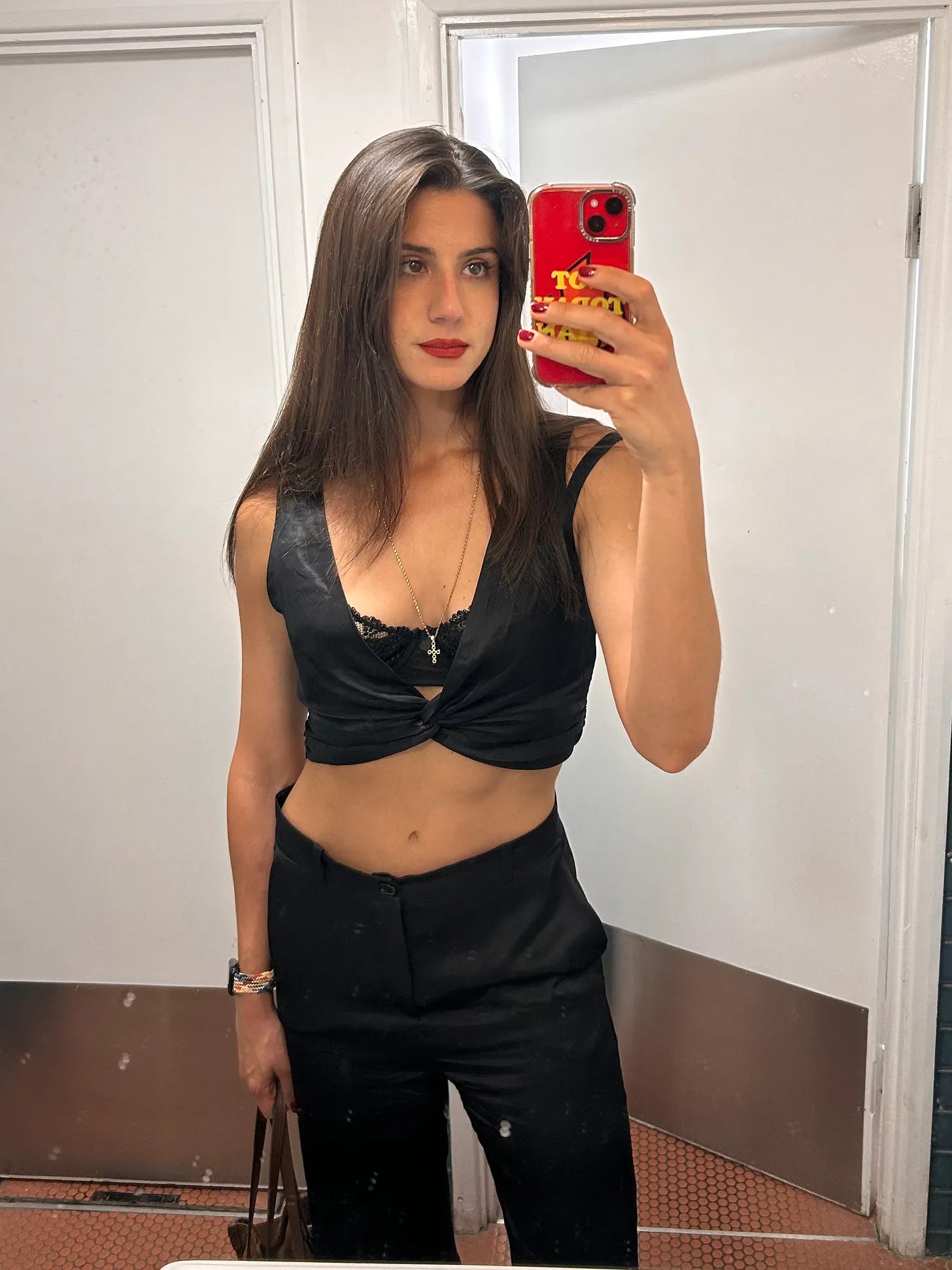 Janet Meyson porno filmlar U kiyimlarini almashtirayotgan odamlarni kuzatgan va ularning jinsiy aloqada bolgan videosini korgan