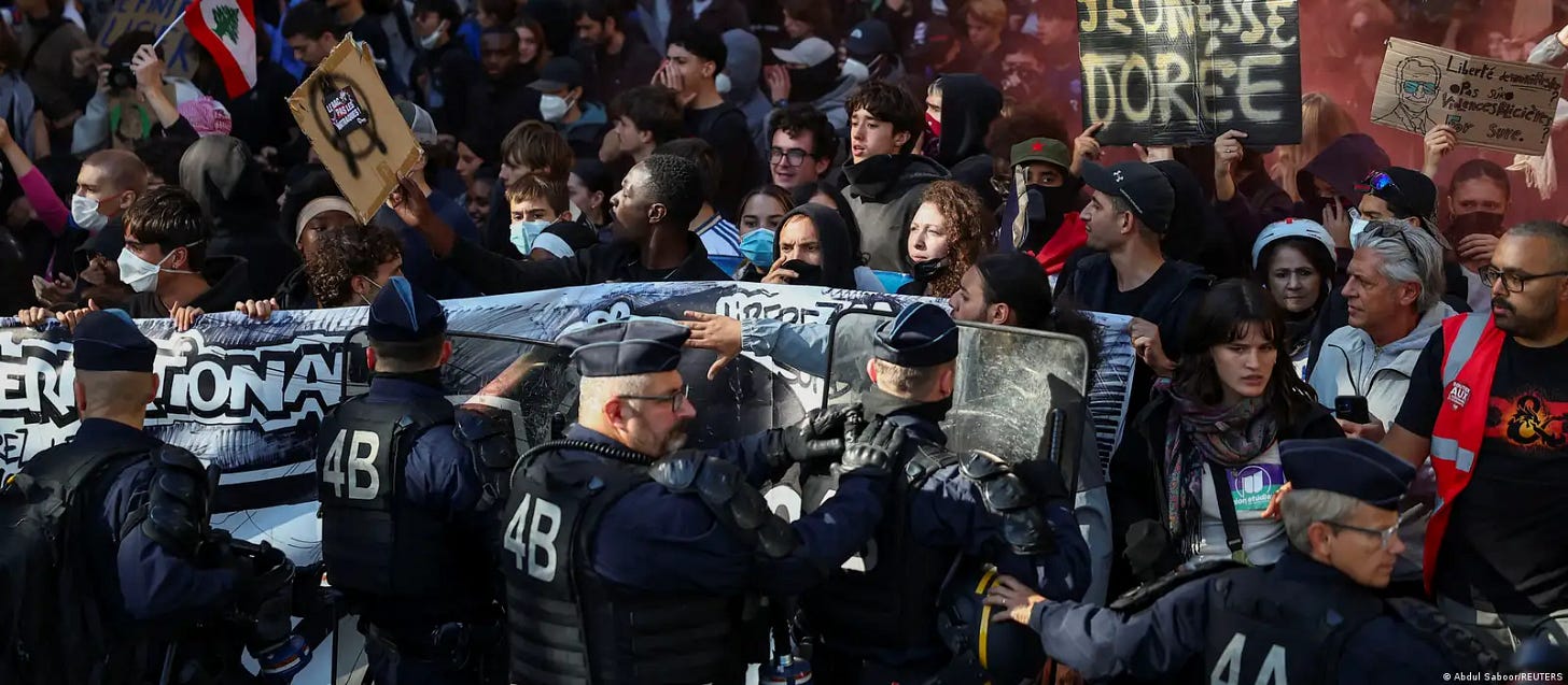 La policía antidisturbios francesa se mantiene en posición en la Plaza de la Bastilla en medio de enfrentamientos con manifestantes durante la jornada de movilización convocada por los estudiantes de secundaria y universitarios en París. (08.10.2026) La policía antidisturbios francesa se mantiene en posición en la Plaza de la Bastilla en medio de enfrentamientos con manifestantes durante la jornada de movilización convocada por los estudiantes de secundaria y universitarios en París. (08.10.2026)
