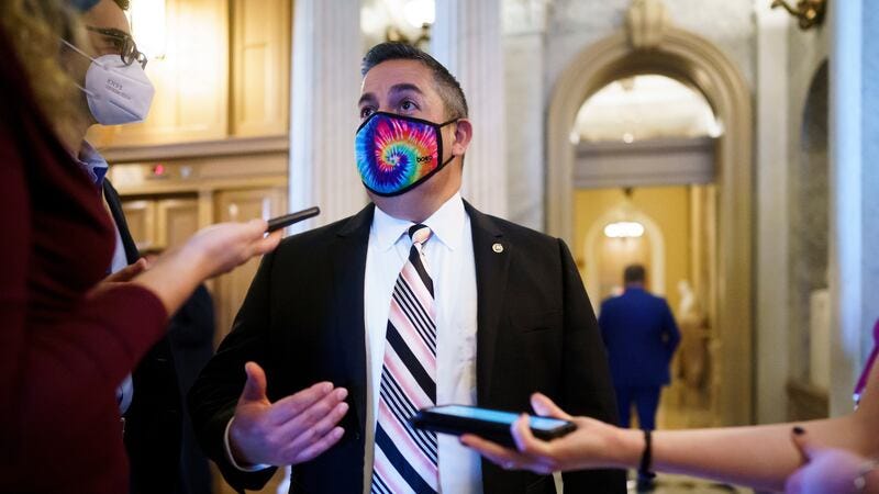 Le sénateur Ben Ray Lujan, DN.M., arrive pour le vote sur le financement temporaire du gouvernement, au... Le sénateur Ben Ray Lujan, DN.M., arrive pour le vote sur le financement temporaire du gouvernement, au...