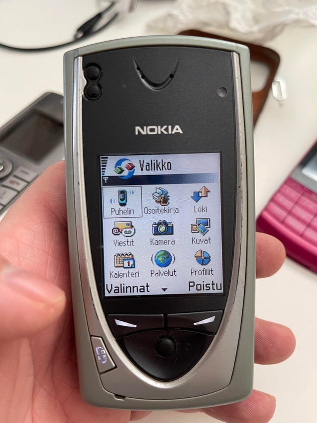 r/DankPods - Nokia 7650, the first globally available phone with built in camera.