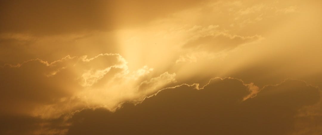 gray clouds with sun rays at daytime