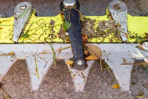 Die scharfen Messer und flexiblen Kunststoff-Zinken des Extensiv-Böschungsmähers.