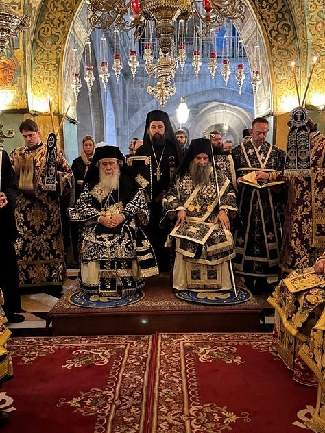 Παρασημοφόρηση τοῦ Πατριάρχη Σερβίας Πορφυρίου ἀπὸ τὸν Πατριάρχη Ἱεροσολύμων Θεόφιλο
