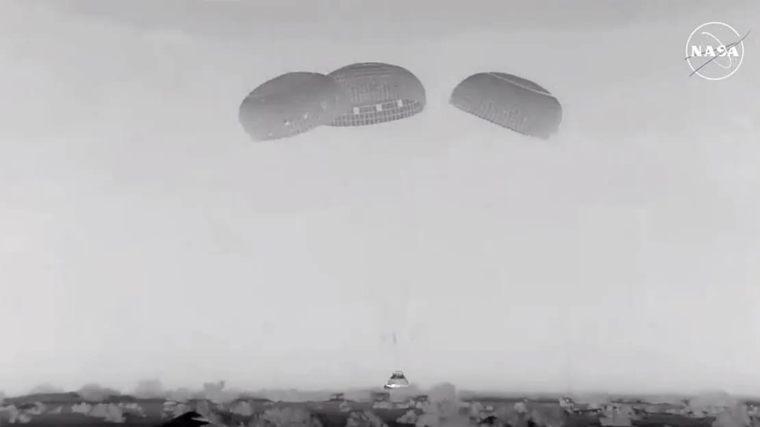 Boeing Starliner as it touches down in White Sands Space Harbor