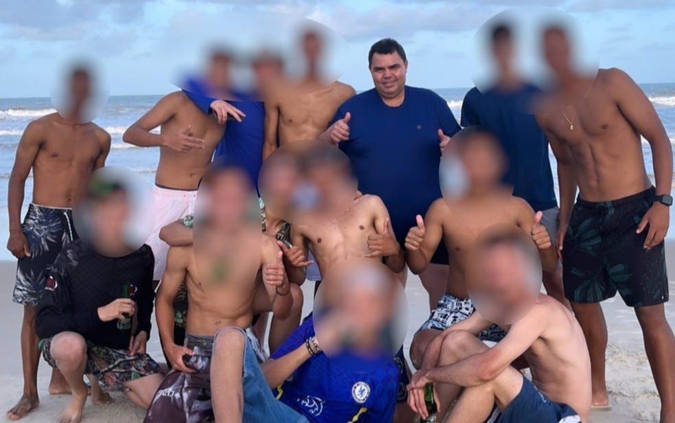 Secretário de Cultura de Serranópolis postou foto com alunos um dia antes de morrer em praia de Ilhéus — Foto: Reprodução/Facebook