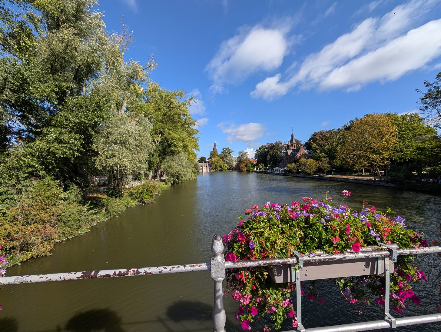 Bruges : vue de la ville et du lac d'Amour depuis l'écluse