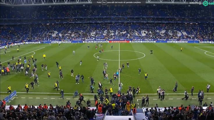 Los jugadores del Barça huyen del césped tras una invasión de campo masiva  de los radicales del Espanyol | Deportes | Cadena SER