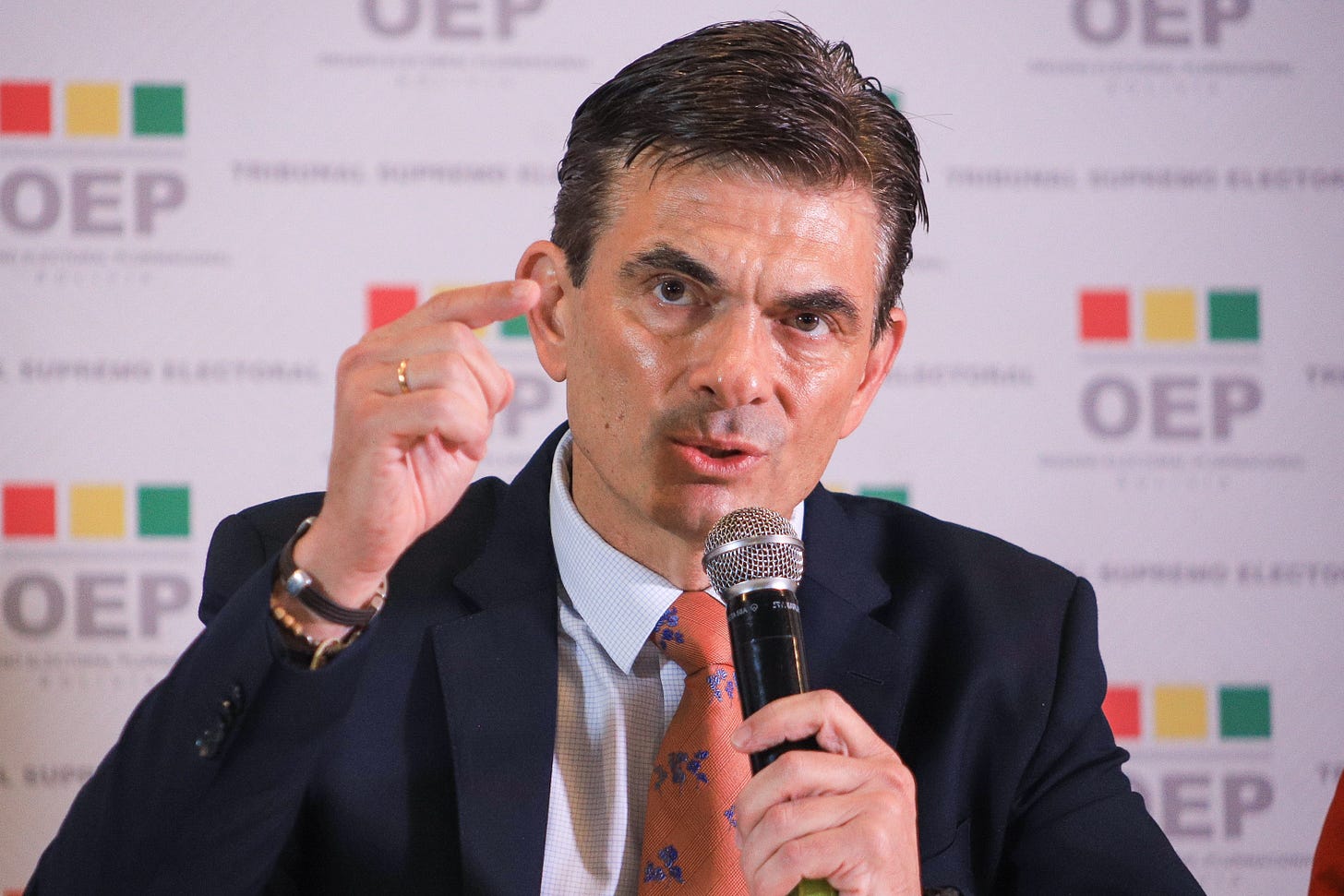 El candidato presidencial Rodrigo Paz del Partido Demócrata Cristiano (PDC) en rueda de prensa.