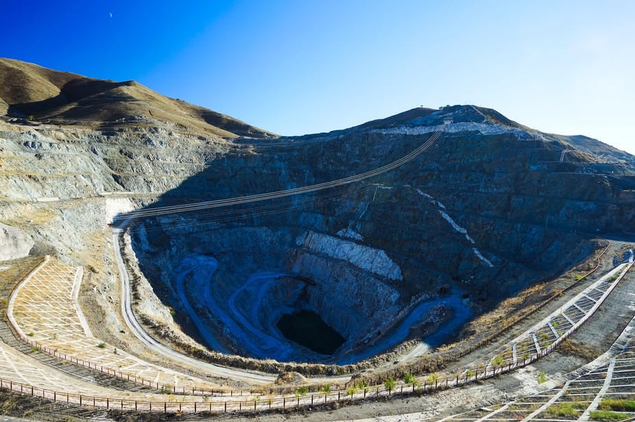 Enorme mine à fond de coline, s'enfonçant dans la terre.
