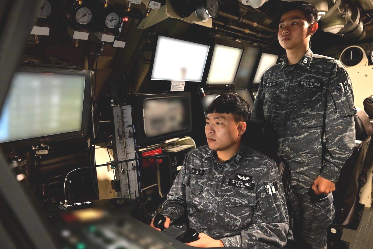 3000t급 SLBM 잠수함 '안무함'을 운전 중인 승조원/ 해군 제공 