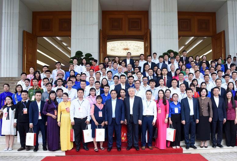 Thủ tướng và các đại biểu tham dự chương trình - Ảnh: VGP. Thủ tướng và các đại biểu tham dự chương trình - Ảnh: VGP.