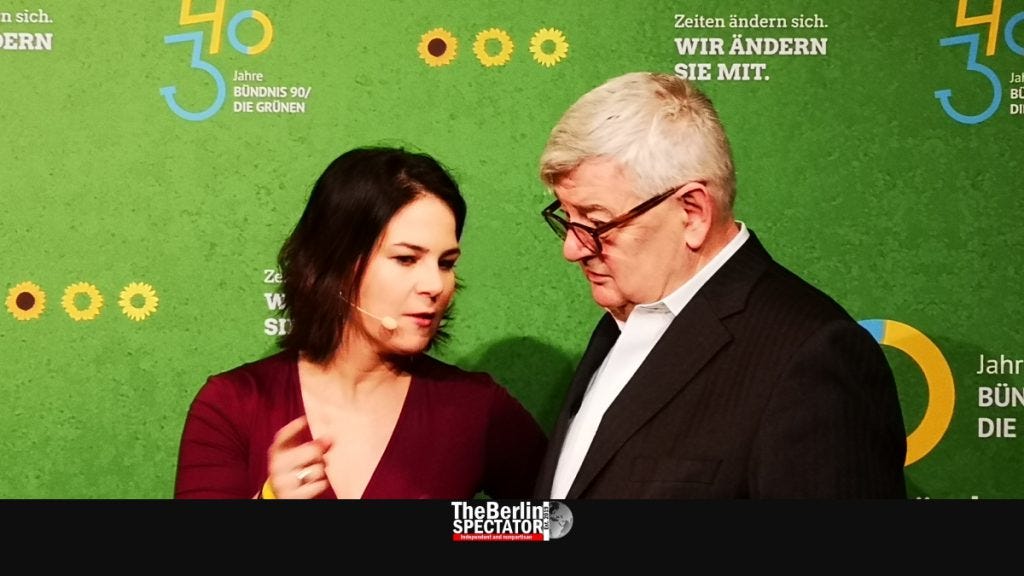 Today's Green party leader Annalena Baerbock is talking to Joschka Fischer, one of her predecessors. 
