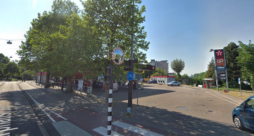Gasolinera en Amsterdam, la banqueta es segura y dispone de arbolado Gasolinera en Amsterdam, la banqueta es segura y dispone de arbolado
