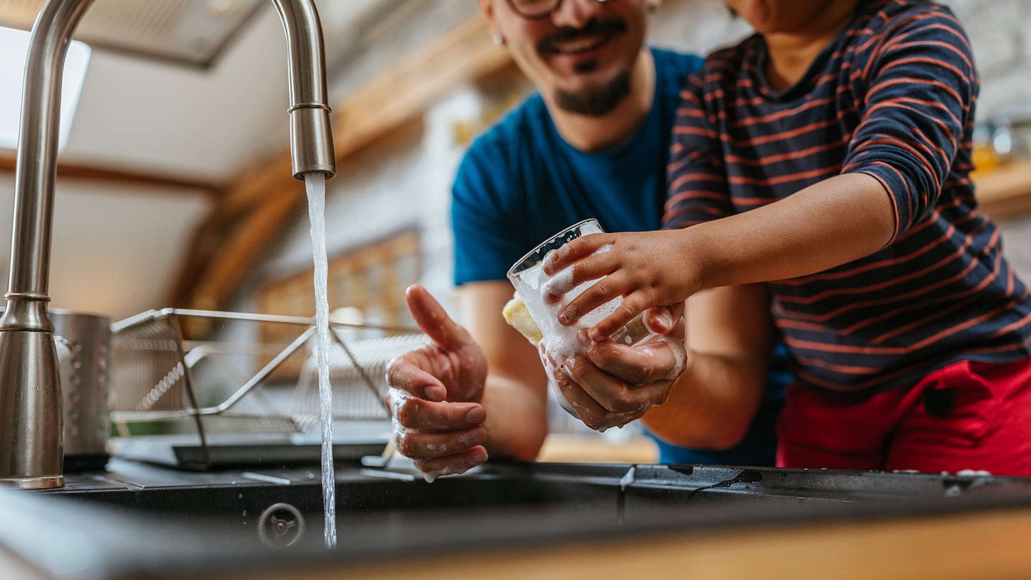 Manual dishwashing vs dishwasher: which spends the most water? | Know The Story Manual dishwashing vs dishwasher: which spends the most water? | Know The Story