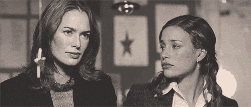 gif: Rachel mexe no cabelo de Luce, colocando uma mecha atrás da sua orelha