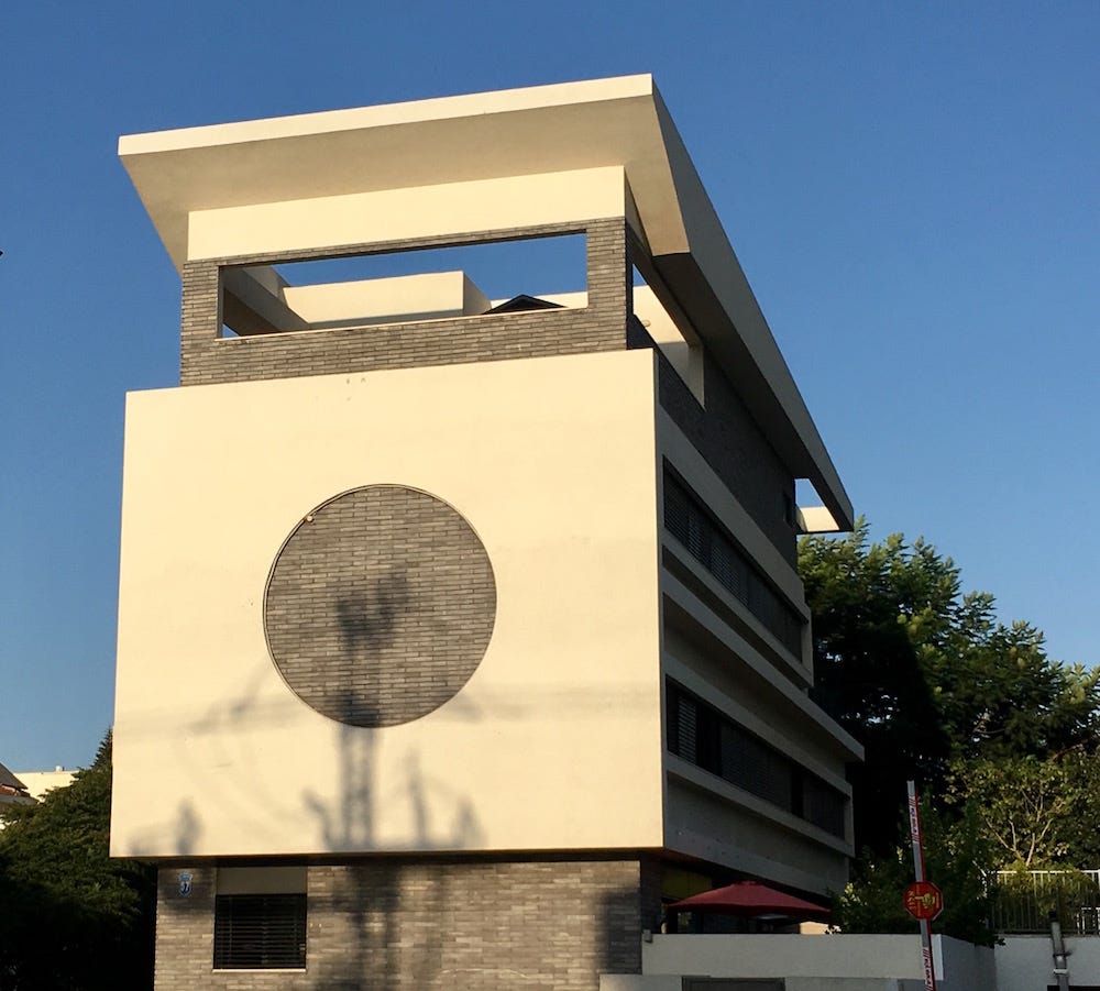 הבניין בהרצליה שהיווה השראה. צילום: טל סולומון ורדי