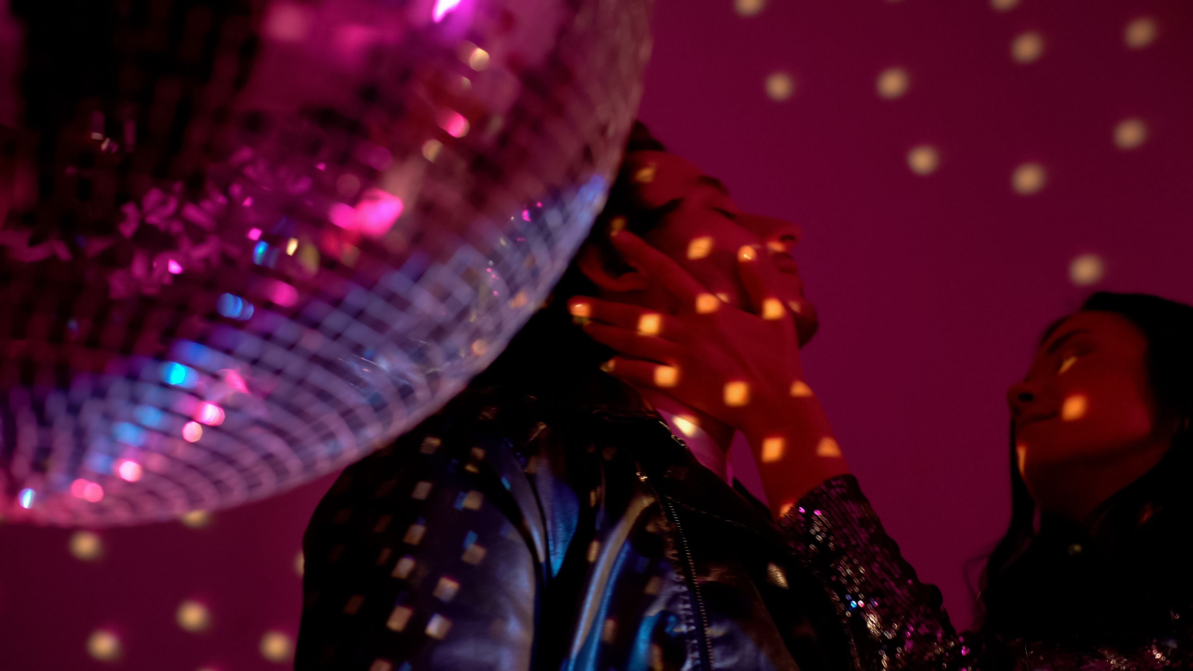 Терісі ақ, емізіктері қызғылт әйелдермен жыныстық қатынас видео