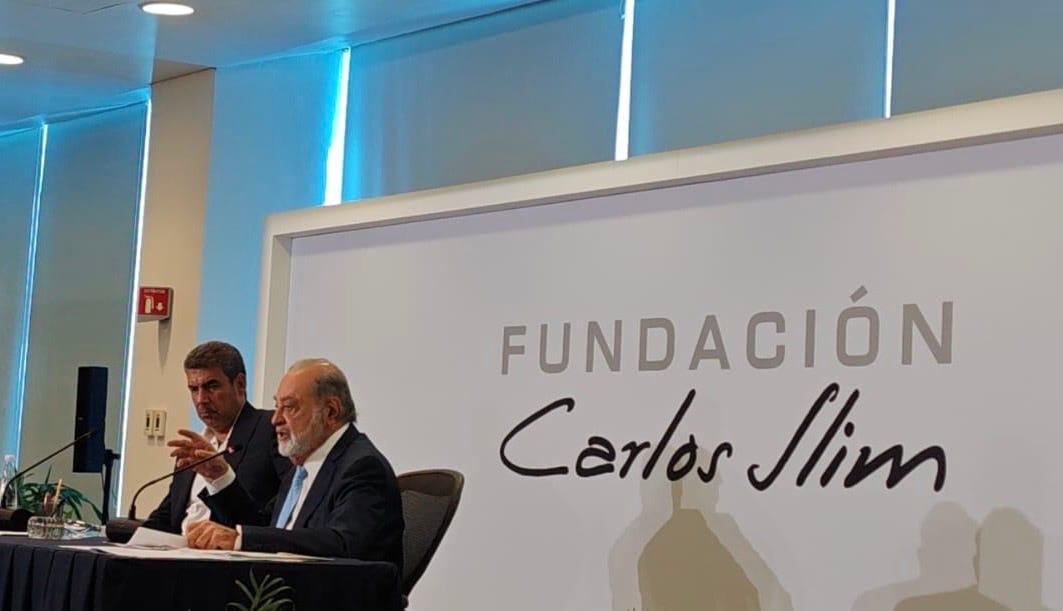 Carlos Slim Helú, acompañado de su yerno Arturo Elías Ayub, durante su encuentro con la prensa del 10 de febrero de 2025 en la Ciudad de México. Foto: Nicolás Lucas-Bartolo Carlos Slim Helú, acompañado de su yerno Arturo Elías Ayub, durante su encuentro con la prensa del 10 de febrero de 2025 en la Ciudad de México. Foto: Nicolás Lucas-Bartolo