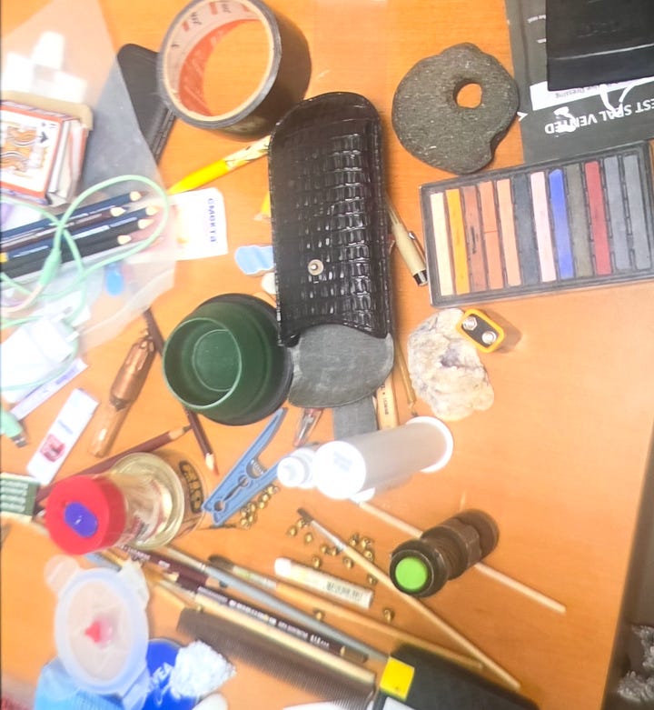 Dëshmia #1 – Paketime SIM: Kartela SIM dhe paketime aktivizimi të fotografuara si pjesë e inventarit, me kodet e sigurisë të redaktuara. | Dëshmia #2 – Harta dhe materiale të shtypura: Harta rajonale dhe dokumente letre të sekuestruara, që sugjerojnë planifikim lëvizjeje ose reference terreni. | Dëshmia #3 – Para dhe sende personale: Para të gatshme, dokumente dhe objekte personale të shtrira gjatë inventarizimit zyrtar. | Dëshmia #4 – Telefona dhe pajisje elektronike: Telefona të shumtë, karta memorie dhe pajisje të lidhura, të etiketuar si prova. | Dëshmia #5 – Mjete teknike dhe mjete ndihmëse: Kabllo, module elektronike dhe mjete të tjera ndihmëse, që tejkalojnë përdorimin bazik personal.