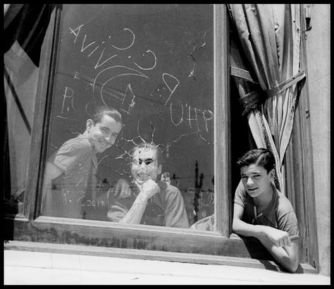 a galera mostra 6 fotos de Gerda Taro durante a guerra Civil Espanhola