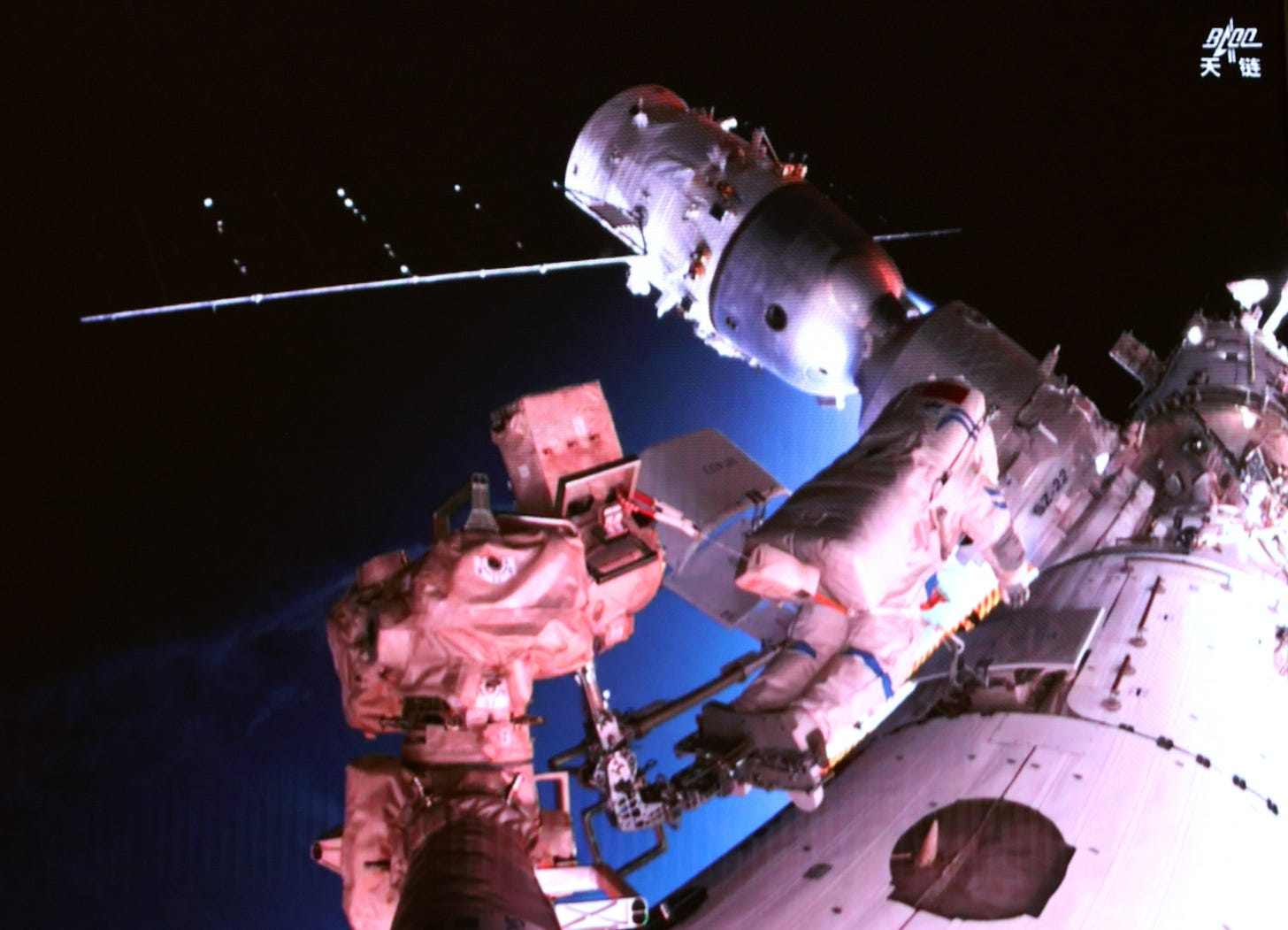 Wu Fei attached to the end of Tiangong’s robotic arm installing a debris shield on the Mengtian module on April 16th/17th 2026.