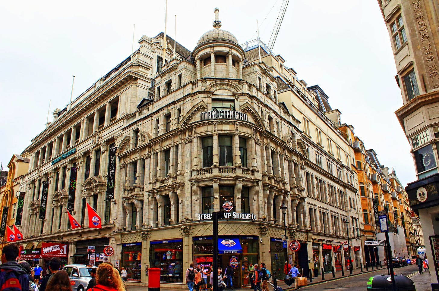 Lontoon Trocadero oli Coventry Streetillä sijaitseva viihdekompleksi, jonka takaovi oli Shaftesbury Avenuella Lontoossa. Lontoon Trocadero oli Coventry Streetillä sijaitseva viihdekompleksi, jonka takaovi oli Shaftesbury Avenuella Lontoossa.