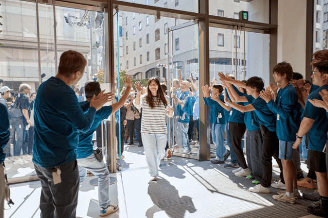 Team members at Apple Ginza welcome the store’s first customers.
