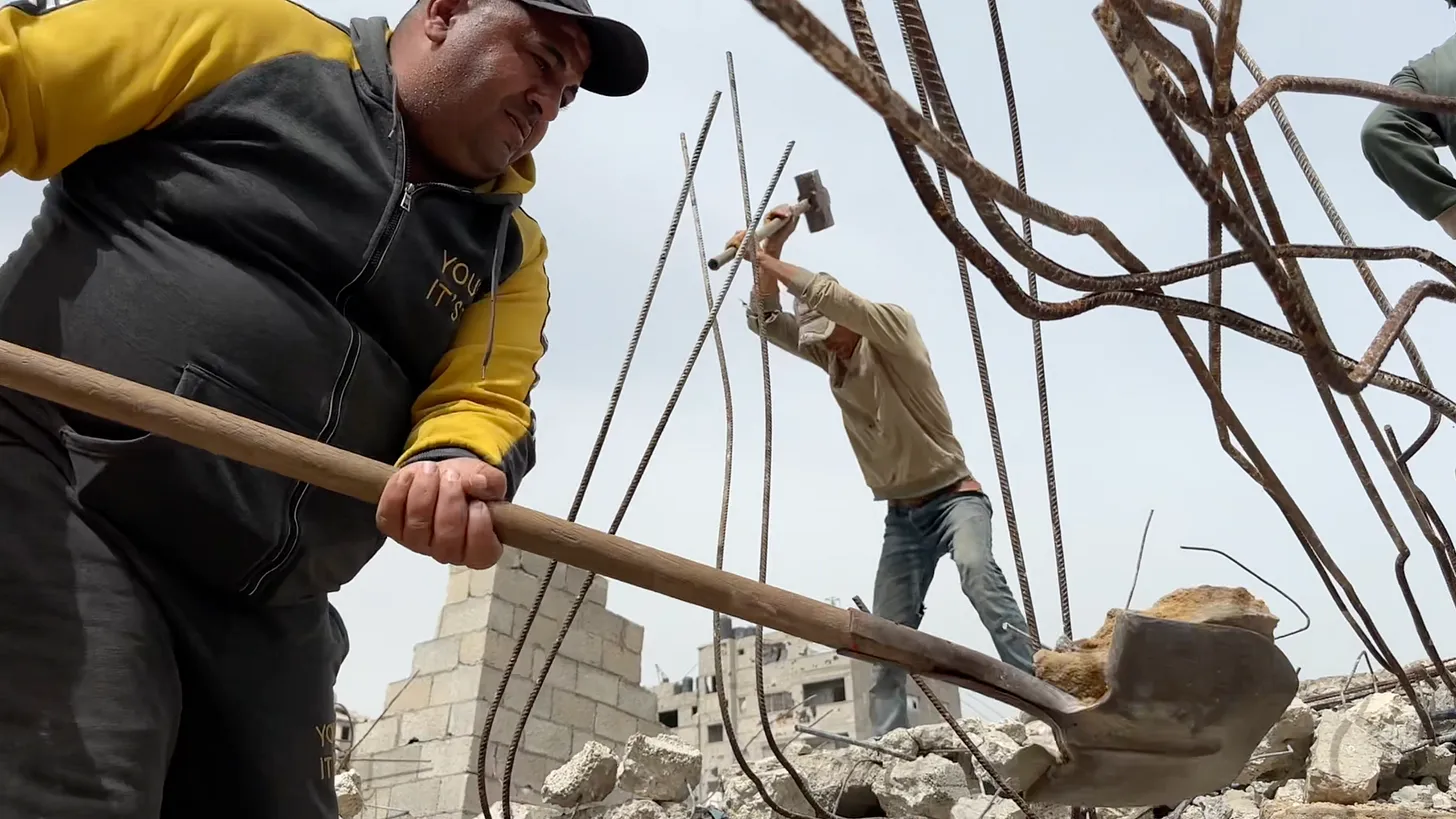 Gazzans dig for dead with their hands