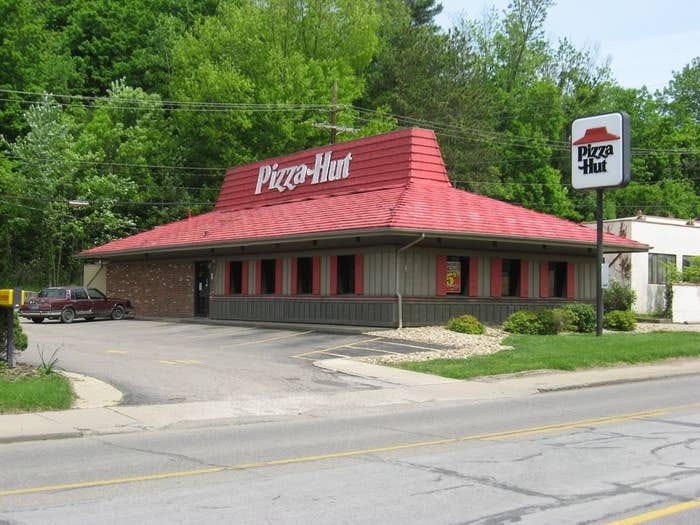 21 Nostalgic Pizza Hut Things From The '90s And '00s