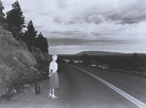 Tutte le foto sono in bianco e nero. Foto 1: ragazza sulla strada che guarda un punto verso la fine della strada, è al lato. Foto 2: Ragazza stesa su un letto, ha un vestito bianco, i capelli chiari mossi e corti. Ha una collana di perle al collo. Ha uno sguardo perso, ma sereno, e un accenno di sorriso. Foto 3: ragazza seduta sulla finestra, ha una gamba sul bordo, piegata, l'altra poggiata a terra. Guarda fuori dalla finestra pensierosa. Ha calzini bianchi e tacchi scuri, un pantaloncino di jeans e una maglia con lo scollo a V e una cintura in vita.