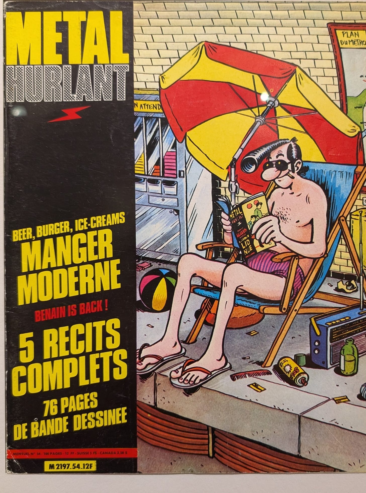 Couverture de Métal Hurlant avec Lucien, rockeur de Frank Margerin, assis dans un transat, sous un parasol, dans le métro parisien. Couverture de Métal Hurlant avec Lucien, rockeur de Frank Margerin, assis dans un transat, sous un parasol, dans le métro parisien.