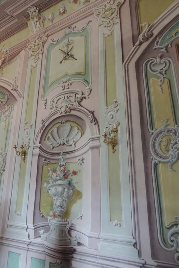 A wall with a decorative design

AI-generated content may be incorrect.