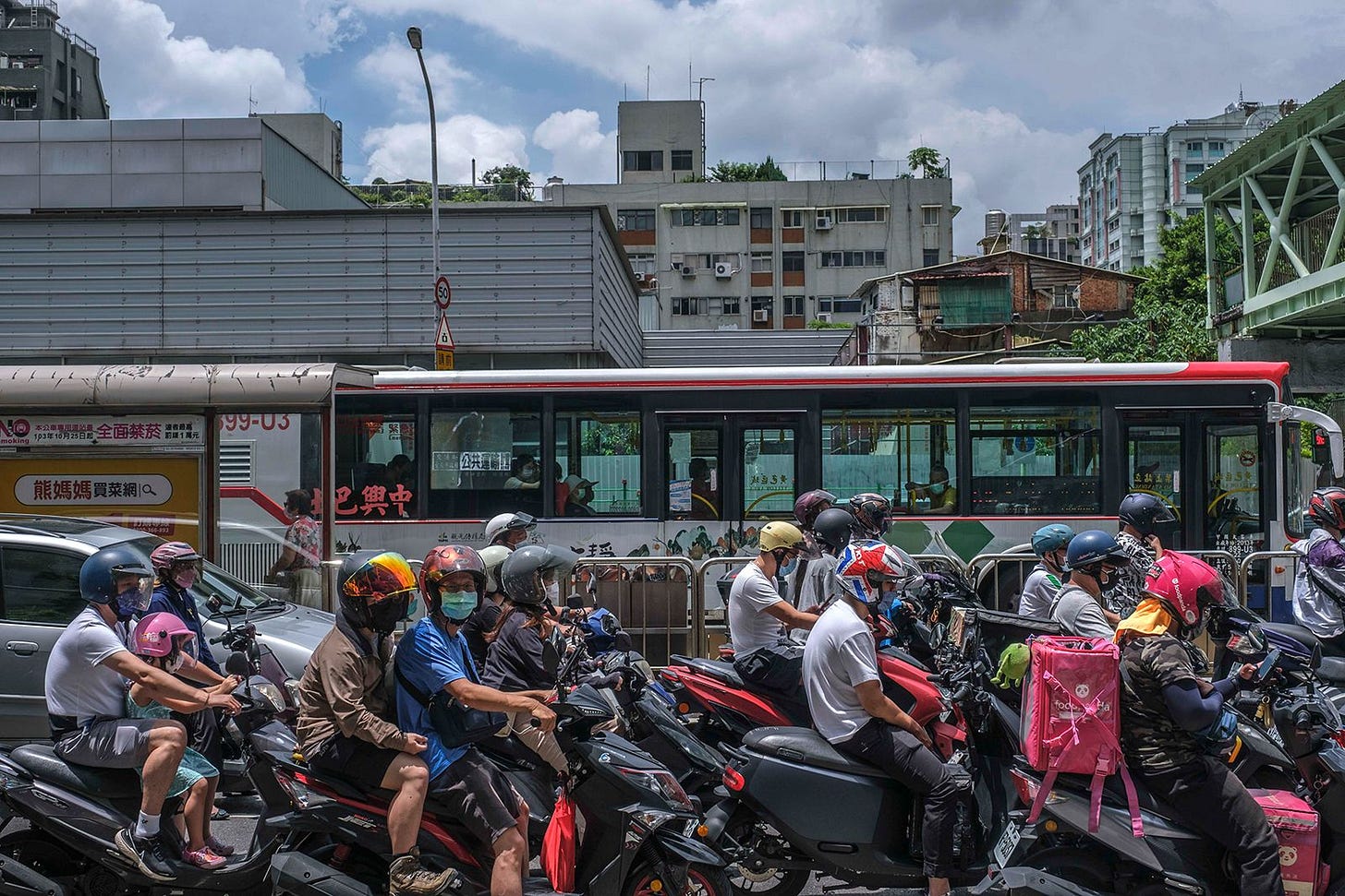 台北車流中的機車騎士|來源:Lam Yik Fei / Getty Images via CNN 台北車流中的機車騎士|來源:Lam Yik Fei / Getty Images via CNN