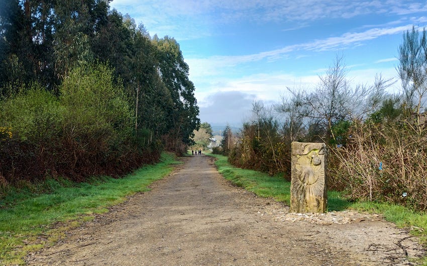 Hito de piedra en la entrada al concejo de Santiago de Compostela.