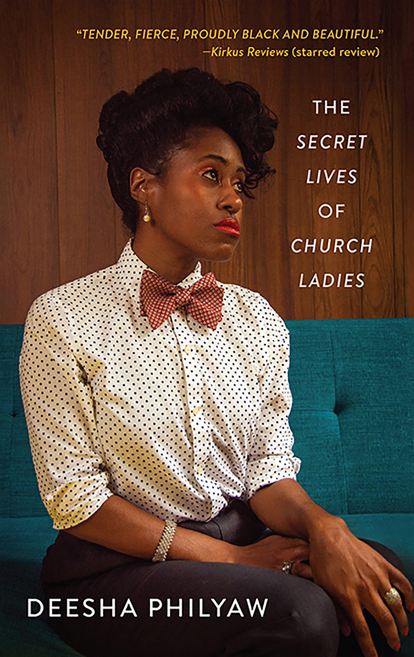 Meine linke Hand hält das Buch "The Secret Lives of Church Ladies" von Deesha Philyaw, darunter sieht man eine blaue Decke. Auf dem Buchcover sieht man eine junge Schwarze Frau mit hochgesteckten Haaren, rotgeschminkten Lippen und Augen und Perlenohrring im Profil, die eine weiße Bluse mit schwarzen Punkten und eine rote Fliege mit hellen Punkten trägt. Sie sitzt auf einem flaschengrünen Sofa und guckt melancholisch nach rechts oben. Meine linke Hand hält das Buch "The Secret Lives of Church Ladies" von Deesha Philyaw, darunter sieht man eine blaue Decke. Auf dem Buchcover sieht man eine junge Schwarze Frau mit hochgesteckten Haaren, rotgeschminkten Lippen und Augen und Perlenohrring im Profil, die eine weiße Bluse mit schwarzen Punkten und eine rote Fliege mit hellen Punkten trägt. Sie sitzt auf einem flaschengrünen Sofa und guckt melancholisch nach rechts oben.