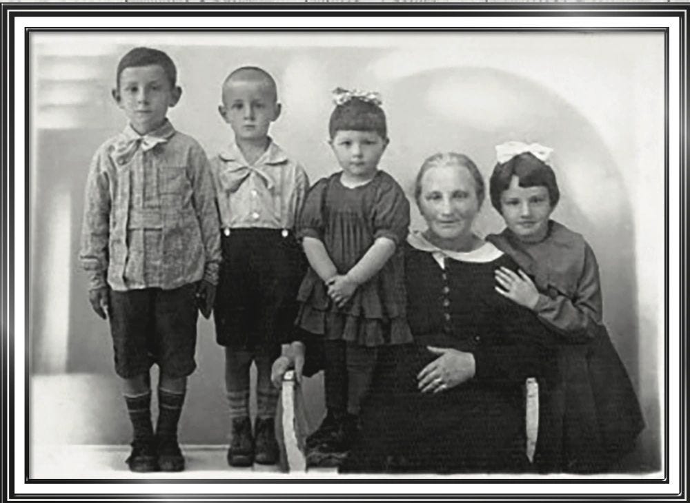 1937, Ludza - Grandma Rae with her two grandsons, both called Isaac, and her granddaughters Haja and Dora. Isaac (second from left) and his sister Dora (on the far right) both died in the Holocaust