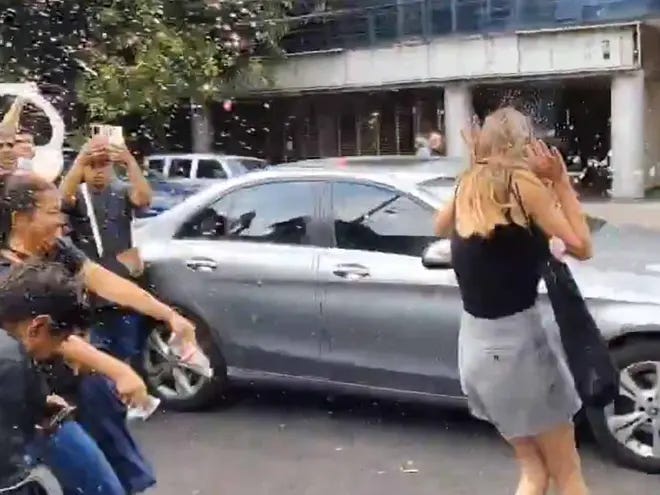 Agresiones a una mujer señalada por insultar a un policía vial en la Ciudad de México, al salir de un juzgado donde logró la suspensión provisional de un proceso judicial en su contra por discriminación. Imagen tomada de Excélsior https://www.excelsior.com.mx/comunidad/lady-racista-agredida-audiencia-cdmx-discriminacion-video/1729205