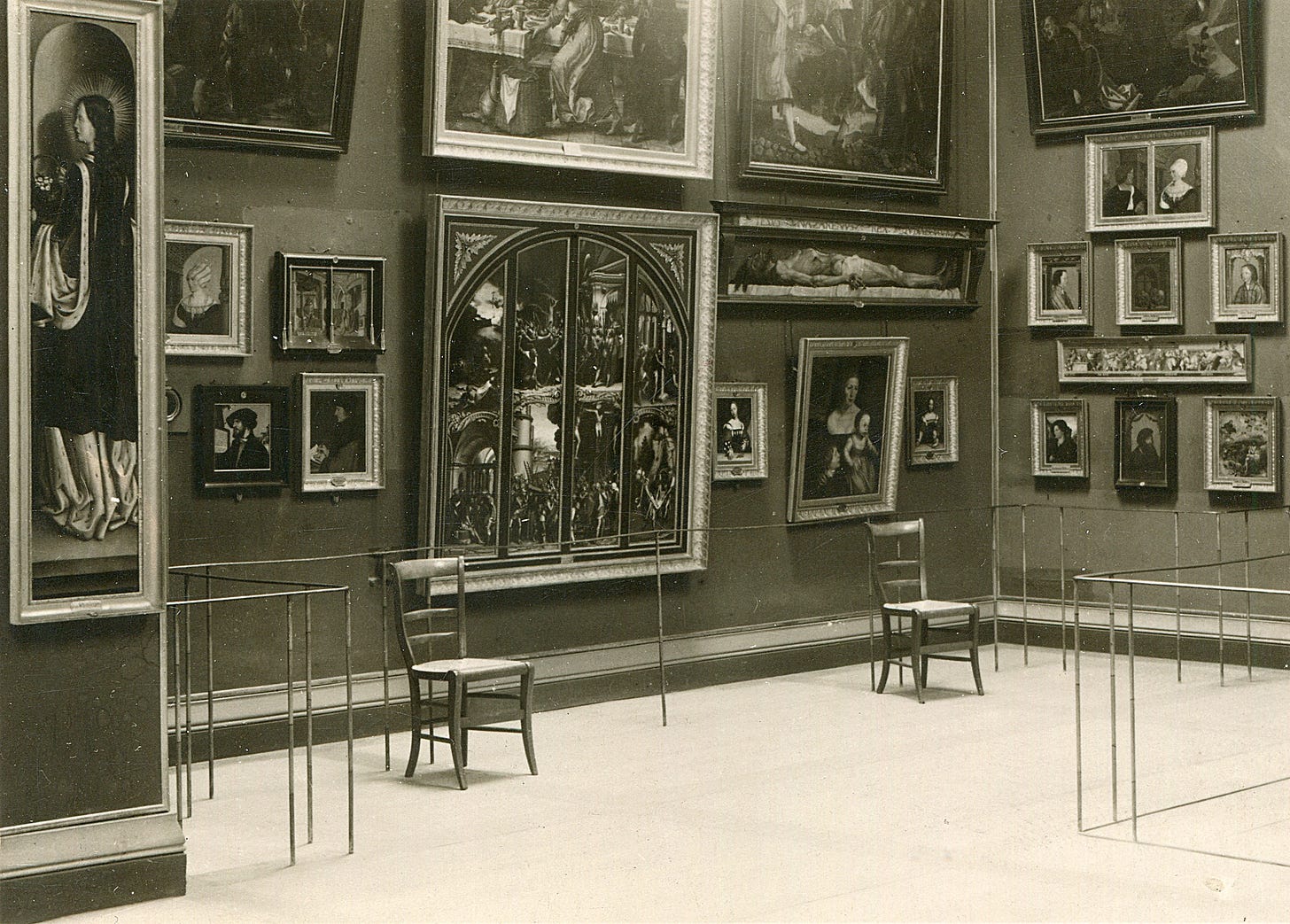 Holbein Hall in the Augustinergasse Museum, condition before 1907. Did Dostoyevsky climb onto one of these chairs or one of the predecessors of this furniture? © Kunstmuseum Basel, Archive Holbein Hall in the Augustinergasse Museum, condition before 1907. Did Dostoyevsky climb onto one of these chairs or one of the predecessors of this furniture? © Kunstmuseum Basel, Archive