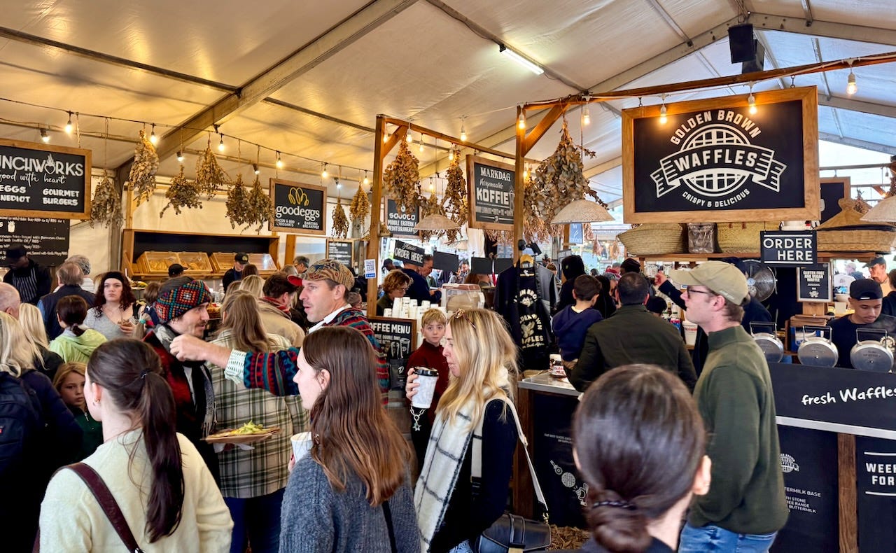 A group of people in a tent

AI-generated content may be incorrect.