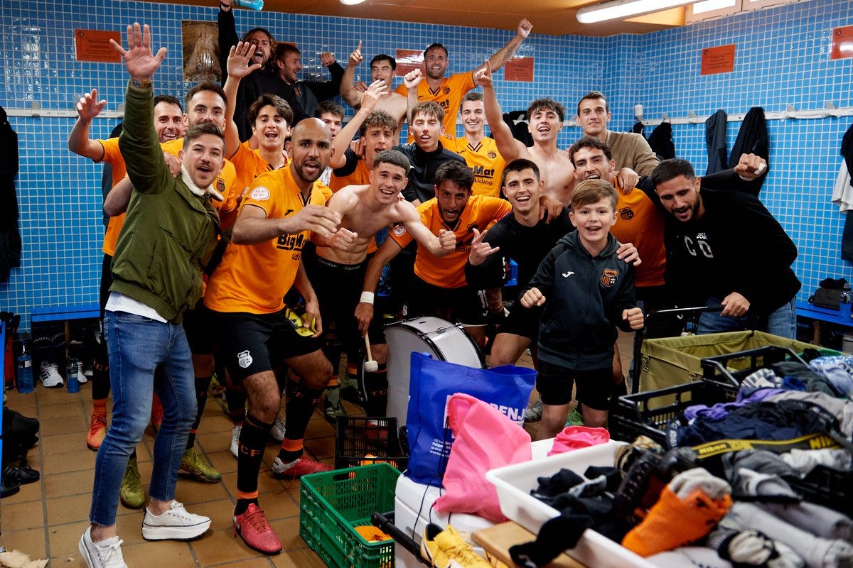Los jugadores del Torrent celebrando la victoria en el vestuario