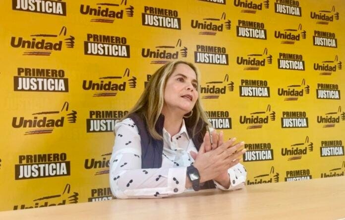 La dirigente del partido opositor dijo que 17 representantes regionales no representan la opinión de la mayoría del partido. La dirigente del partido opositor dijo que 17 representantes regionales no representan la opinión de la mayoría del partido.