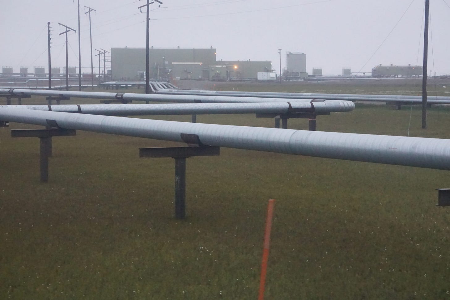 A network of pipelines, seen on Aug. 23, 2018, snakes through a portion of the Greater Prudhoe Bay Unit on Alaska's North Slope. (Photo by Yereth Rosen/Alaska Beacon) A network of pipelines, seen on Aug. 23, 2018, snakes through a portion of the Greater Prudhoe Bay Unit on Alaska's North Slope. (Photo by Yereth Rosen/Alaska Beacon)