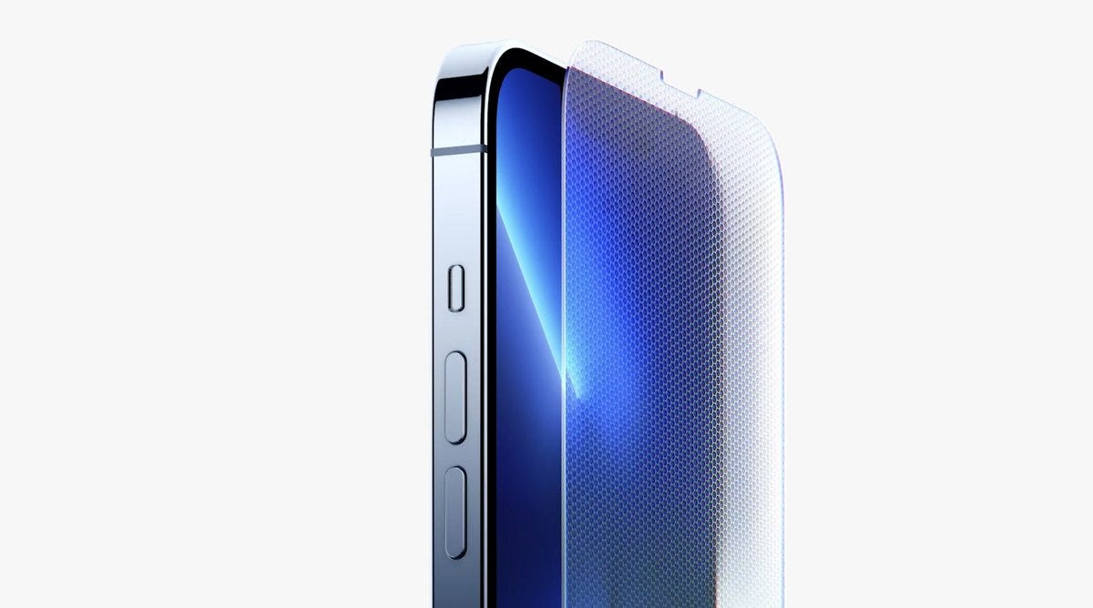 Protector Ceramic Shield en la pantalla del iPhone 13 Pro