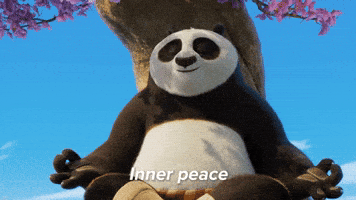 Una GIF animata tratta dal film "Kung Fu Panda" che mostra il panda Po in una posa di meditazione sotto un albero di ciliegio in fiore. Po ha gli occhi chiusi e un'espressione serena mentre pronuncia le parole "Inner peace" (pace interiore), che appaiono come sottotitolo in bianco nella parte inferiore del fotogramma. Lo sfondo è un cielo azzurro limpido. Una GIF animata tratta dal film "Kung Fu Panda" che mostra il panda Po in una posa di meditazione sotto un albero di ciliegio in fiore. Po ha gli occhi chiusi e un'espressione serena mentre pronuncia le parole "Inner peace" (pace interiore), che appaiono come sottotitolo in bianco nella parte inferiore del fotogramma. Lo sfondo è un cielo azzurro limpido.