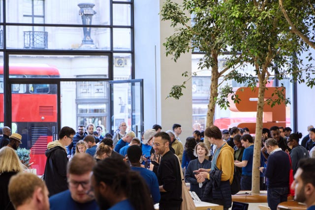 Next-gen iPhone, Apple Watch, and AirPods arrive in Apple Store locations worldwide